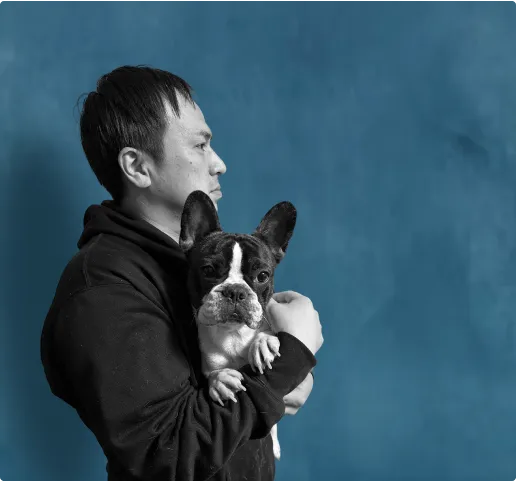 写真：右を向いている男性と正面を見ている犬